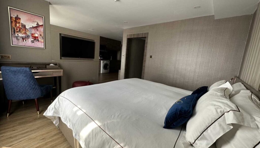 Glow 5-Executive Family2