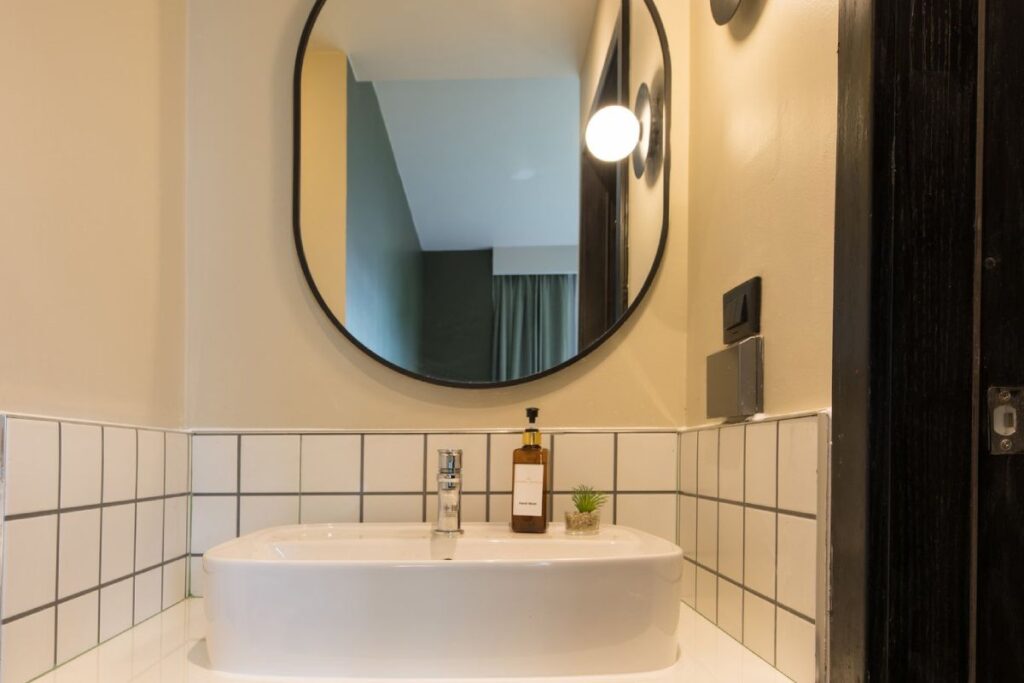 Room 401 (7),bjpKNAoamOo=